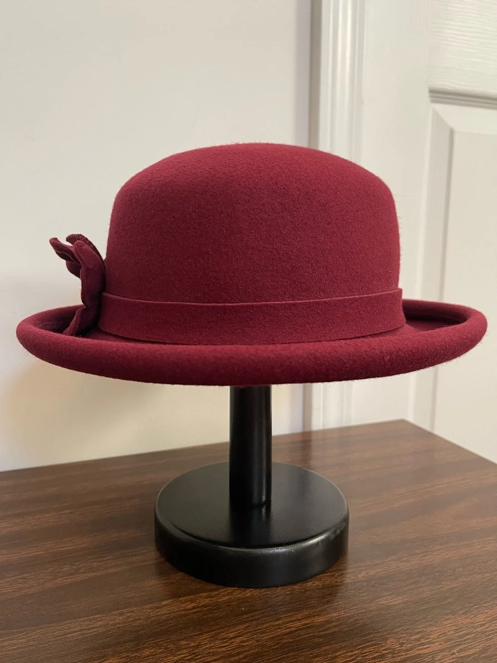 VTG Burgundy Liz Claiborne 100% Wool Cloche Hat with 3D Floral Accent & Hat Box - Picture 3 of 9